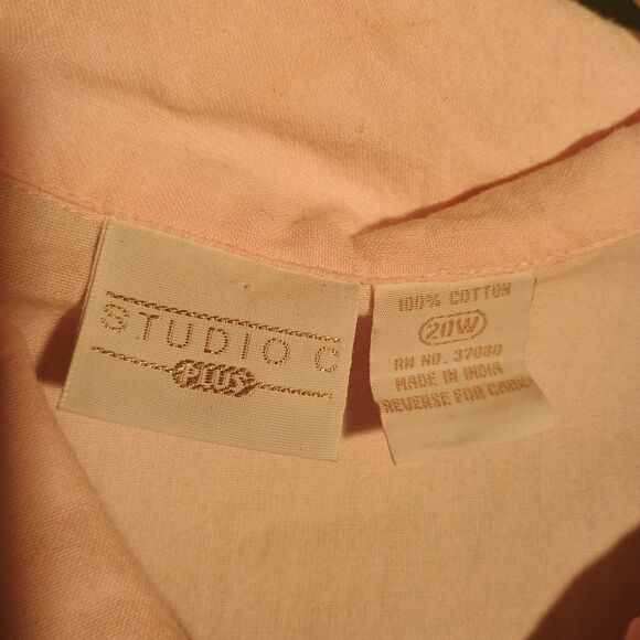 Vintage-Inspired Pink Button-Down Blouse with Crochet Lace Trim - Picture 3 of 4